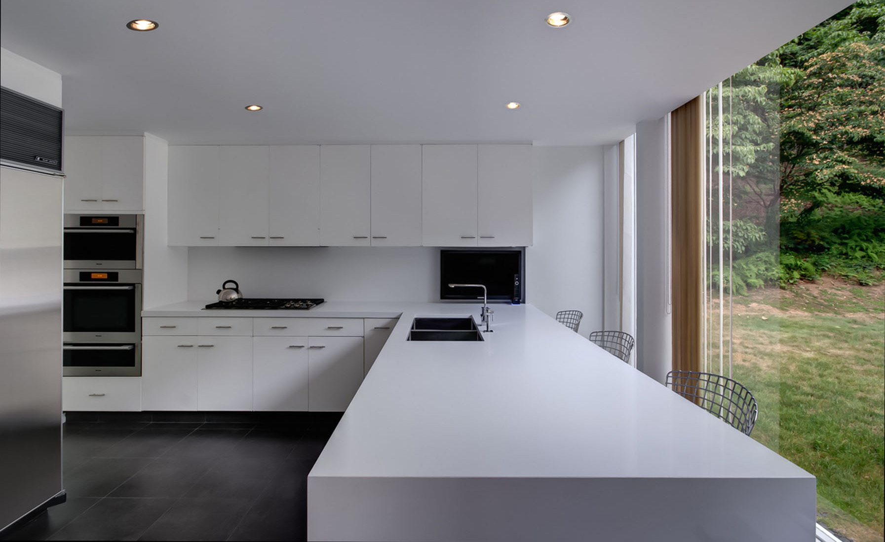 Contemporary Kitchen Design: All White in the Kitchen - Studio MM Architect