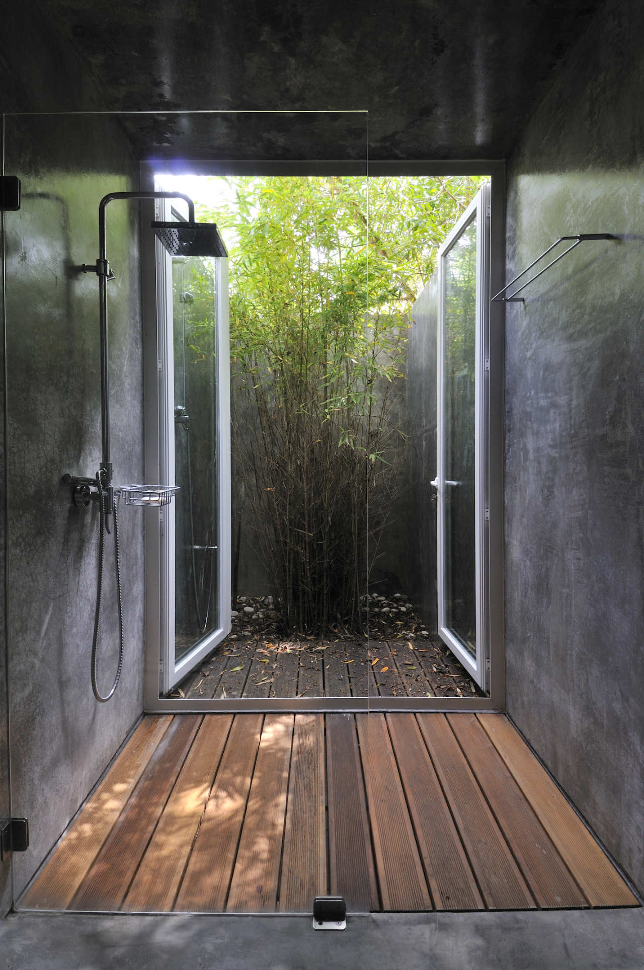 Modern Design Inspiration: Outdoor Shower Ideas - Studio MM Architect