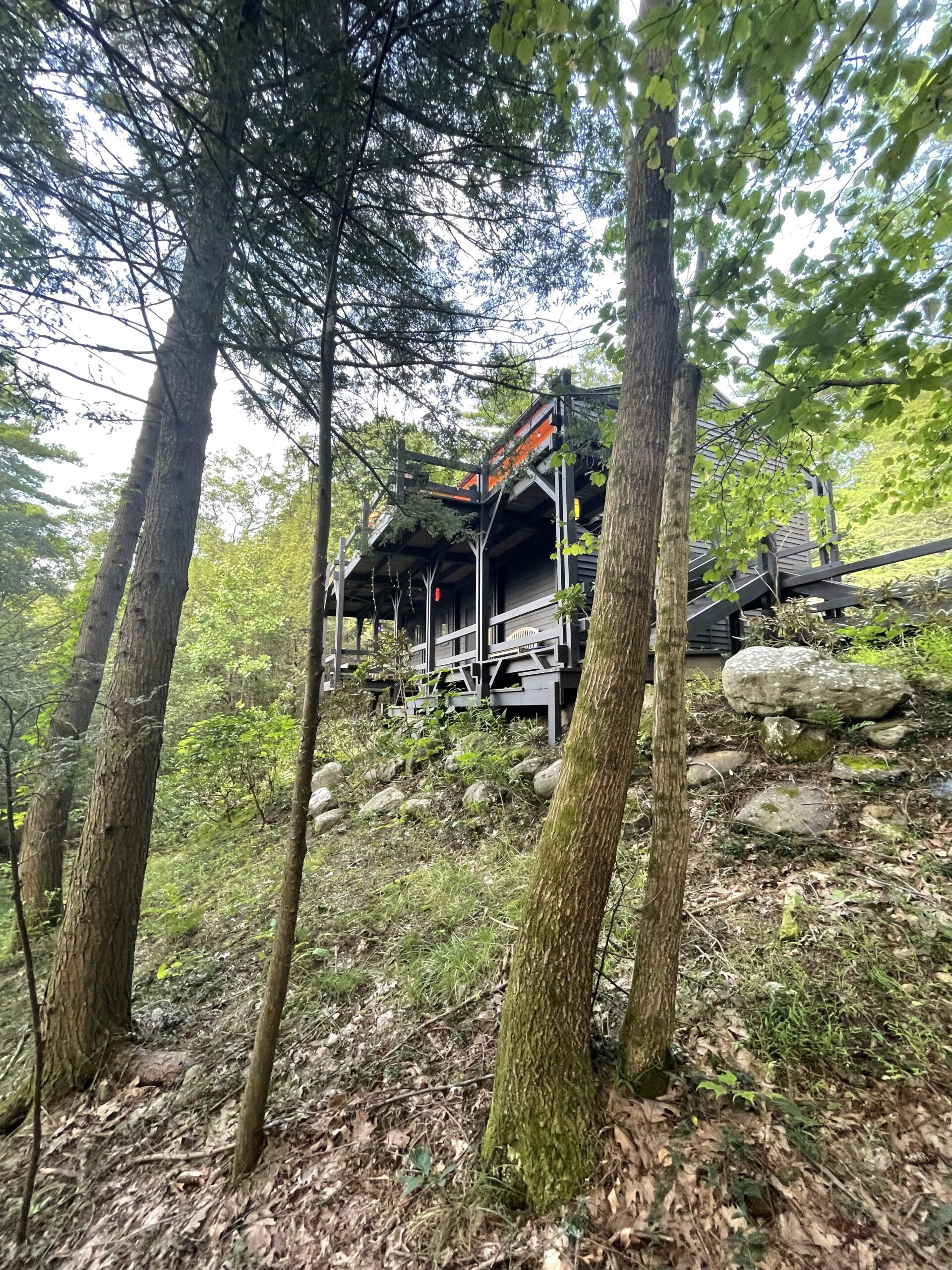 The rear facade of Woodland Pop House didn't engage with the slope and had a two story deck that didn't take full advantage of the views.